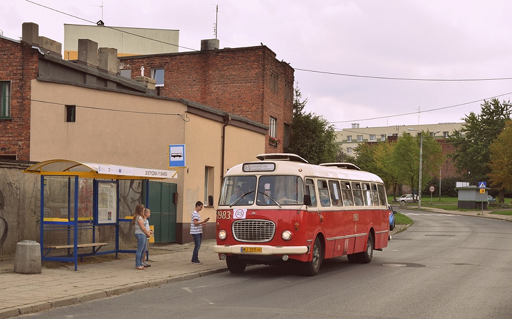 Autobus czerwony przez miasto moje mknie