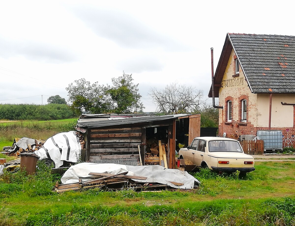Wartburg 353 na nieczynnej stacji w Strzyżewie Zbąskim
