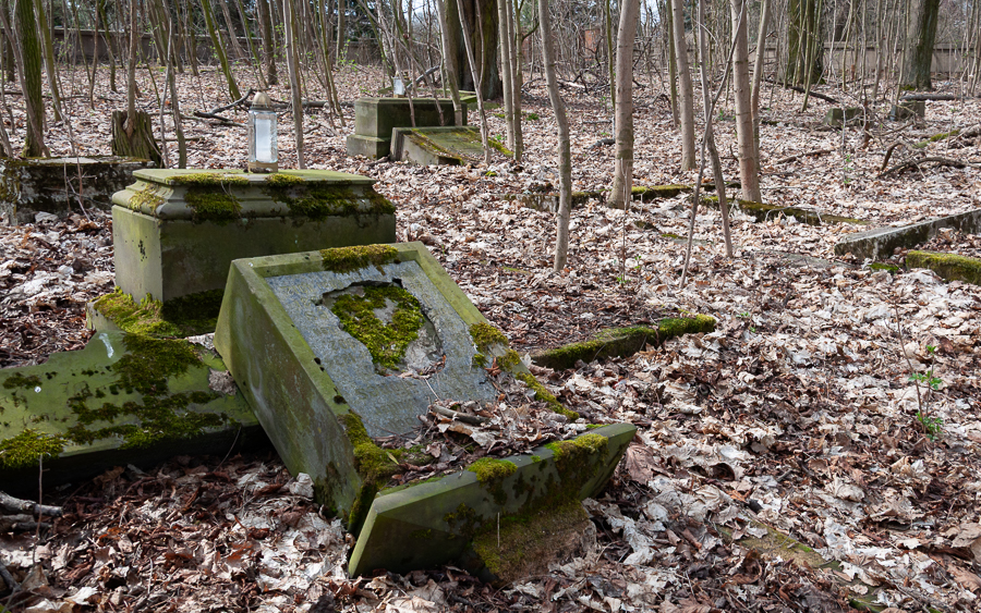 Dawny cmentarz w Wiączyniu Górnym (2)