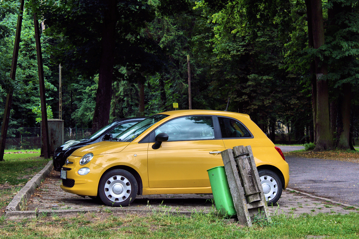 Żółty Fiat 500