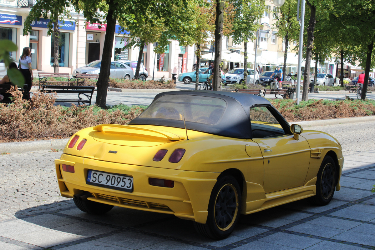 Żółty Fiat Barchetta