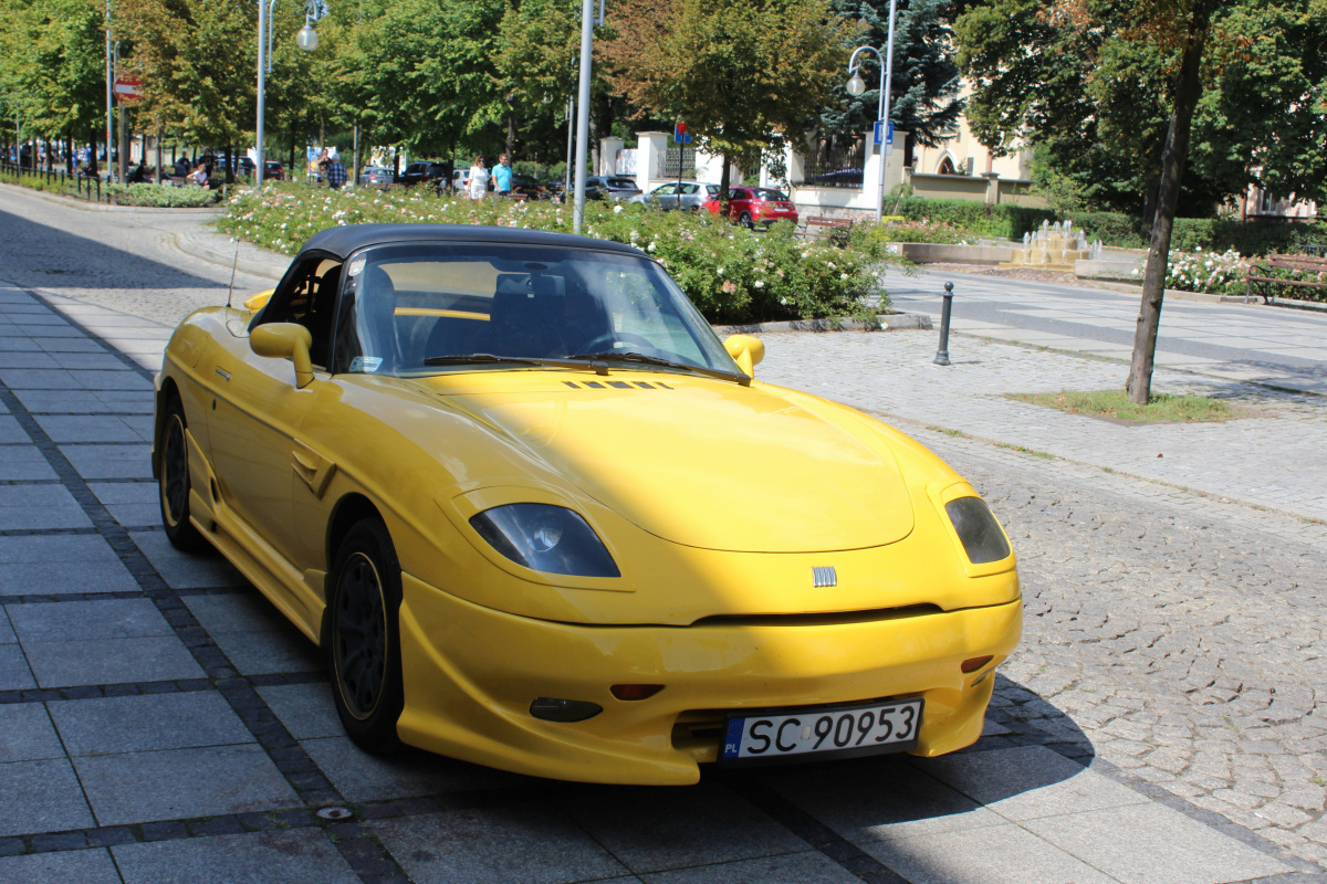 Żółty Fiat Barchetta