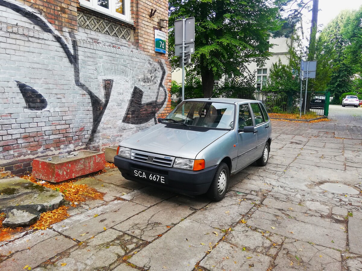 Fiat Uno na terenie zakładu opiekuńczego Quistorpa w Szczecinie