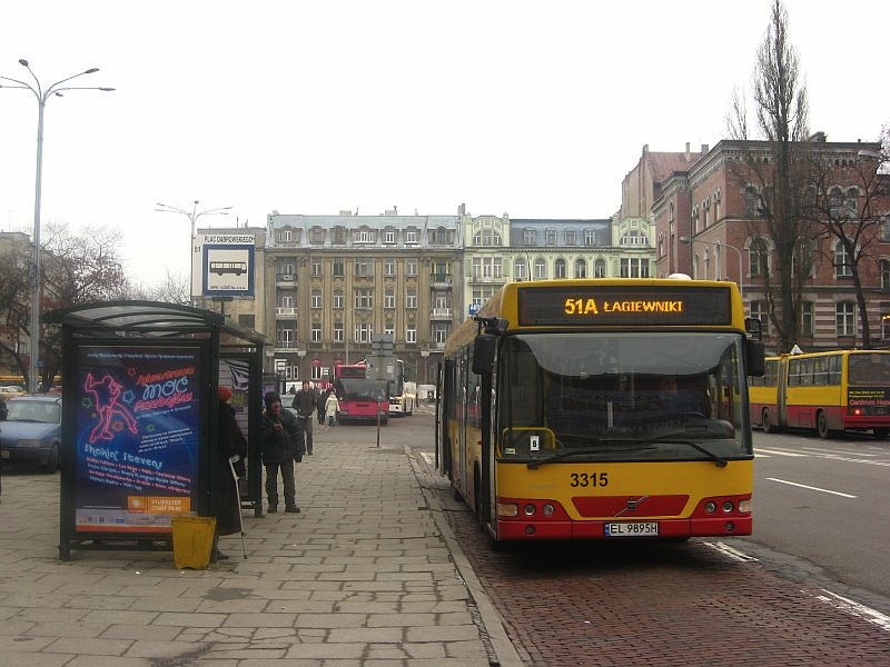 Volvo i Plac Dąbrowskiego jeszcze po staremu