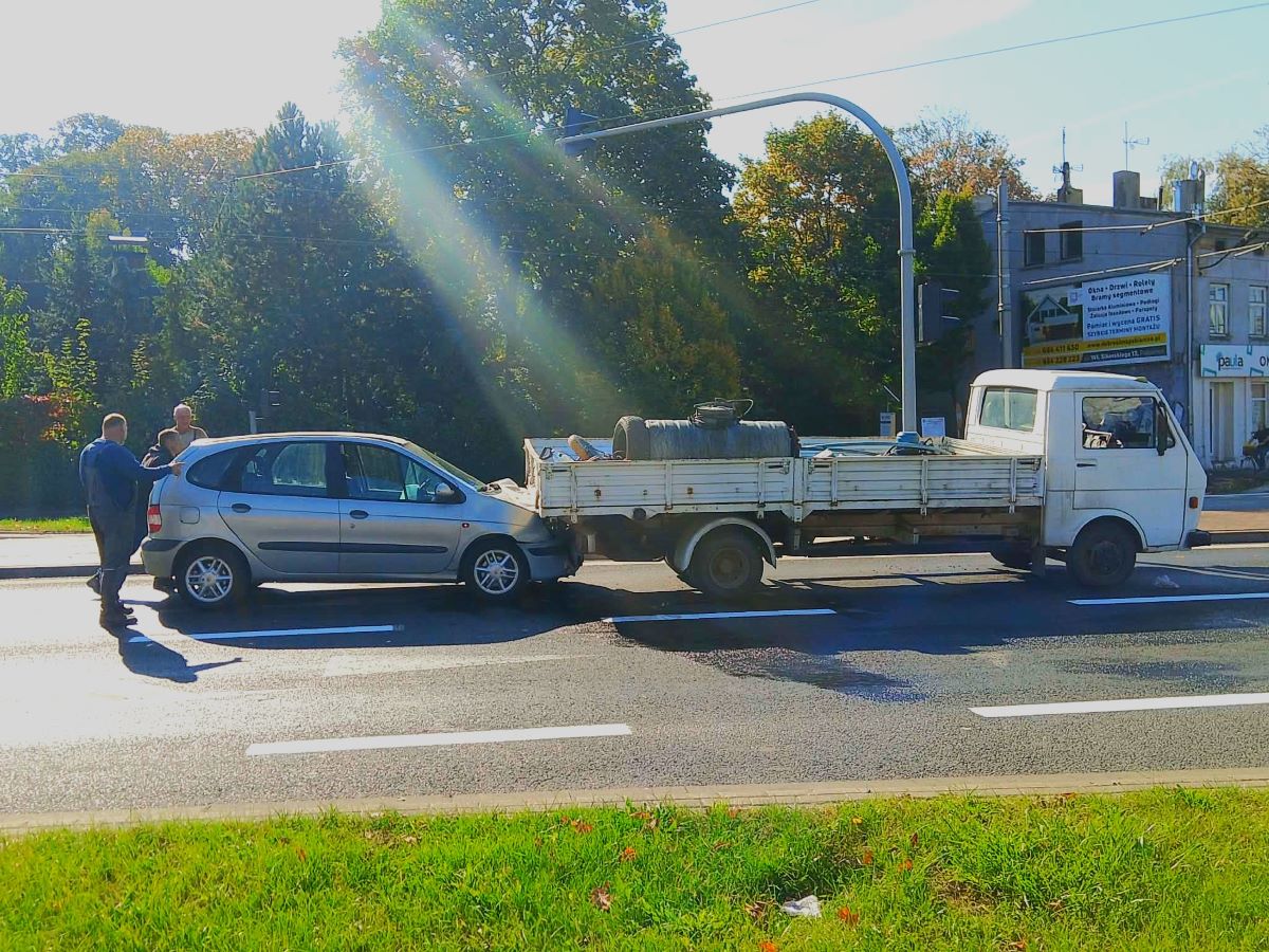 Kolizja pijaka z Renault Scenic z klasycznym VW LT