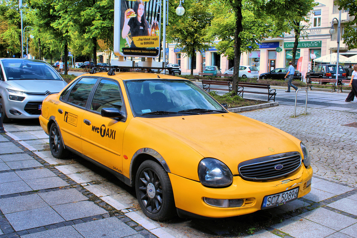 Żółty Ford Scorpio